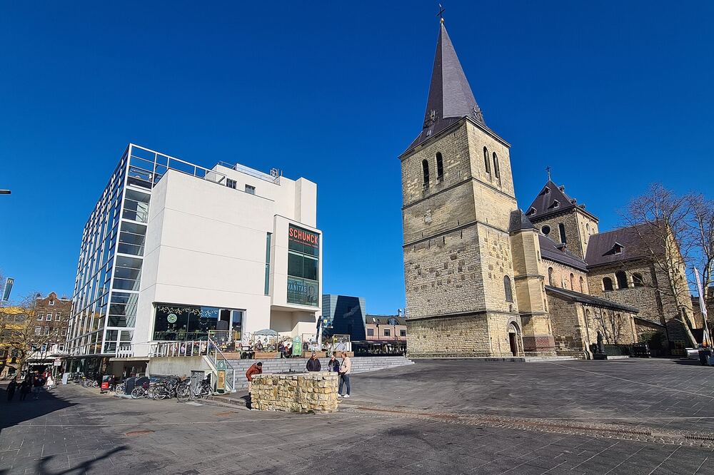 Het Pancratiusplein in Heerlen met de toren van de Pancratiuskerk